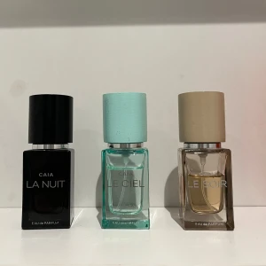CAIA parfymtrio Le Ciel, La Nuit, Le Soir - Säljer ett set med tre CAIA Eau de Parfum: Le Ciel i turkos glasflaska med ljusblå kork, La Nuit i svart glasflaska med svart kork och Le Soir i beige glasflaska med beige kork. La nuit kvar:30% Le ciel: 80% Le soir: 60%. 🌸15 ml styck, säljs ej separat!