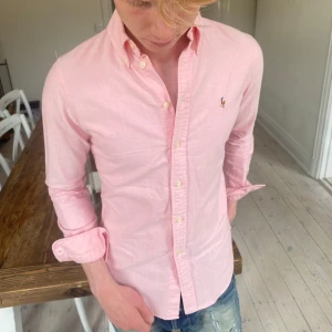 Rosa Ralph Lauren skjorta  - Sjukt snygg skjorta från Ralph Lauren i perfekt skick 🙌 Sjukt snygg inför midsommar eller bara en vanlig sommardag! Skriv vid fråga 🙌 🙌 