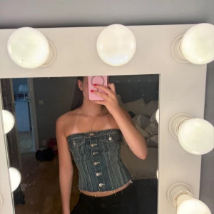 Jeans topp - Jättefin jeans topp från zara som bara är använd 2 gånger och alltså i jätte bra skick💕det står att det är storlek s men skulle säga mer att det är xs