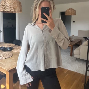 Skjorta - Beige skjorta, aldrig använd. 