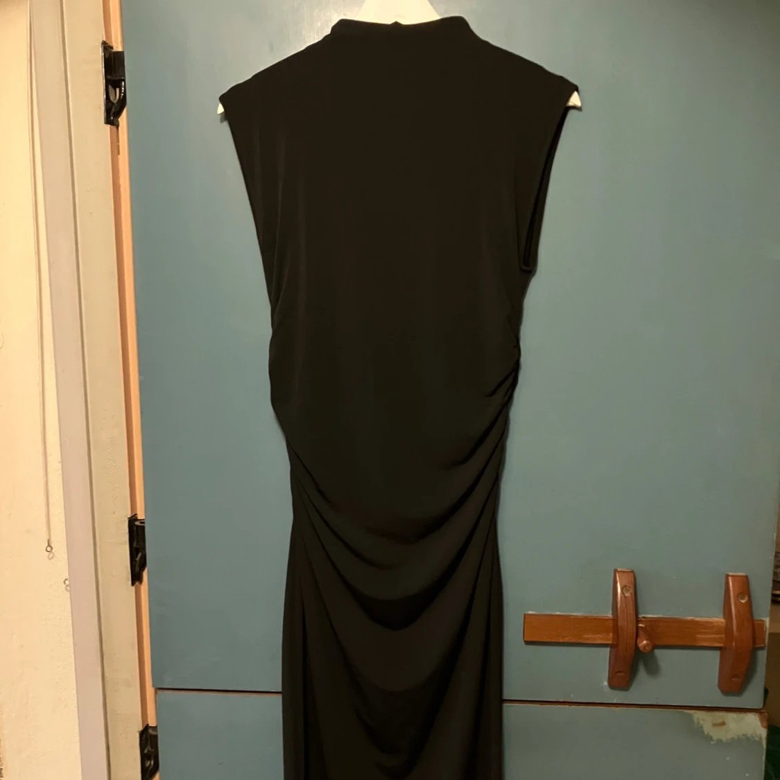 Svart långklänning med drapering - 1