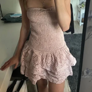 Eftertraktad meet me there klänning!!👗🌸🩷💞 - Vill se vad jag kan få för denna otroligt gulliga sommarklänning från meet me there med inbyggda shorts! Använd två gånger när jag var utomlands🩷💓💓💗 vill se vad jag kan få då jag är i behov av pengarrr💕 buda på! Superfint skick! Ingen somhelst defekt! Lånad bild. Den är i storlek s-m men skulle mer säga att den är XS-M den är väldigt stretchig!