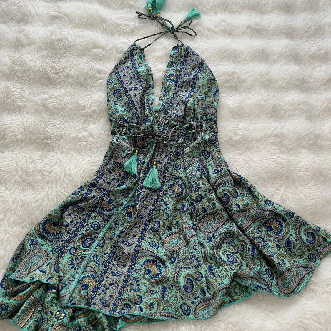 Blågrön paisleyklänning med knyt