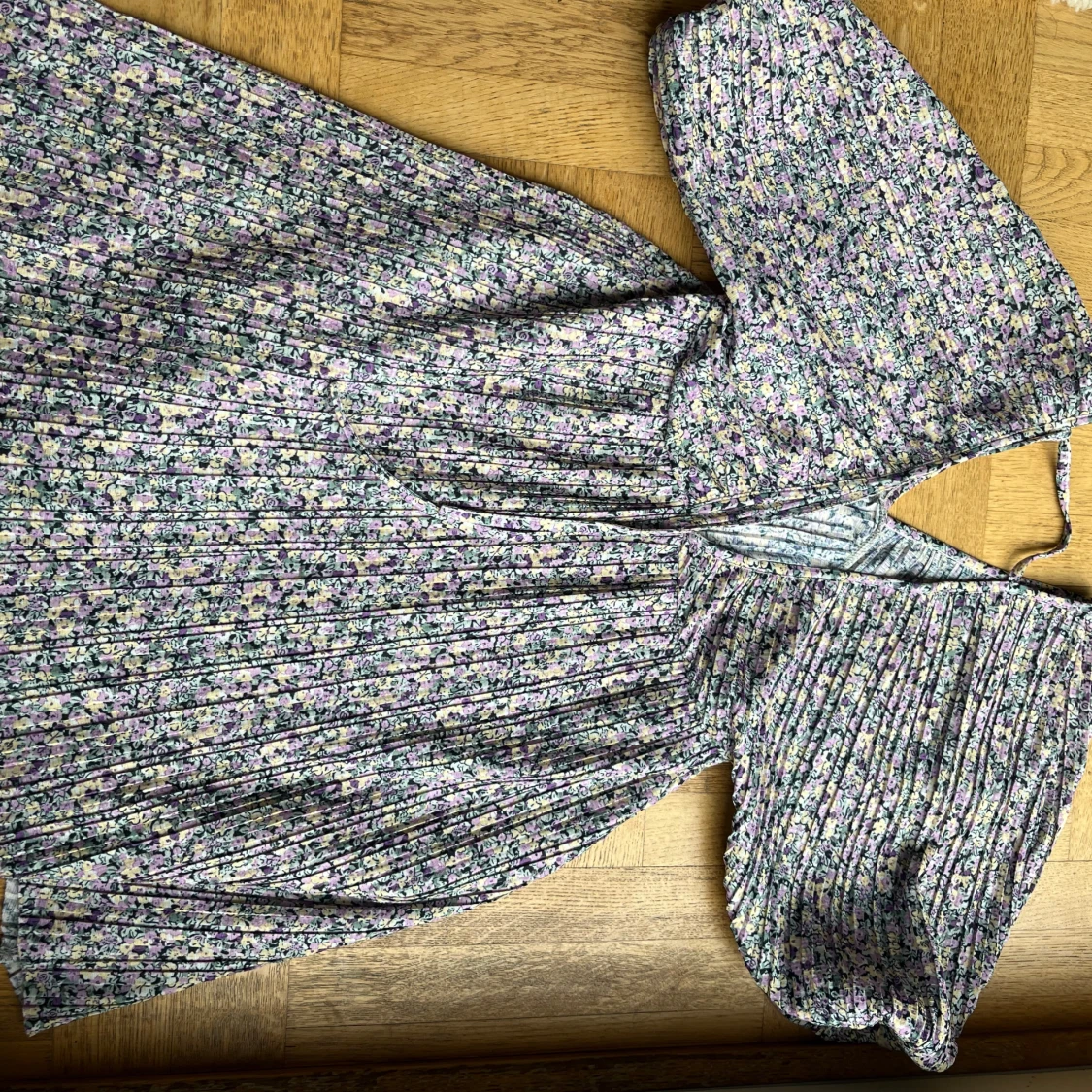 Blommig kortklänning med puffärm - 1