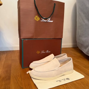Loro Piana summer walk  - Snygga och stilrena loafers från Loro Piana i ljusbeige mocka. Utmärkt skick och passar säkert även folk med stl 41 då formen är åt det smalare hållet