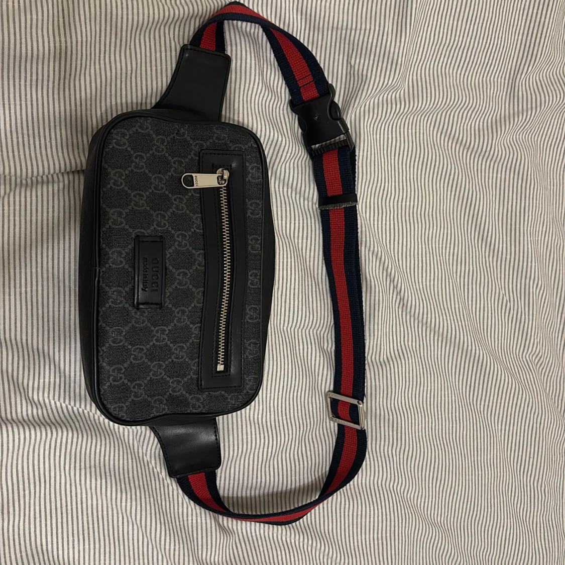 Svart axelväska monogrammönster 