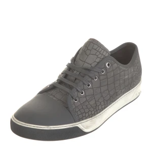 Grå sneakers med krokodilmönster från Lanvin - Säljer ett par grå sneakers från Lanvin med coolt krokodilmönster och snörning. Skorna har rund tå, platt sula och detaljer i gummi framtill. Perfekta för dig som vill sticka ut med en unik stil.