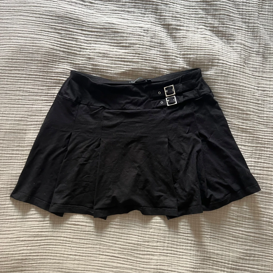 Svart minikjol med dubbla spännen från KappAhl