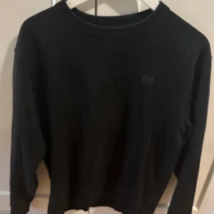 Svart sweatshirt från Acne Studios - Säljer en svart sweatshirt från Acne Studios. Nypris ligger på 3500 kr. Skick 8.5/10. Perfekt längden är 172-180 lite beroende på vikt också. Hör av dig om du har frågor!