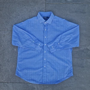 Ralph lauren skjorta - 📊 Färg: Ljusblå  📏 Storlek: Large (L)  📐 Mått: Längd - 75 cm Axelbredd - 50cm  ♻️ En långärmad ljusblå Ralph lauren skjorta i storlek L. I väldigt bra skick, inga fläckar, hål eller defekter! Perfekt nu när det börjar bli varmare och sommaren kommer!☺️  👕 Material: 100% Bomull  #mensfashion #mensstyle #ralphlauren #classicstyle #buttondown #shirt #fashion #Vintage #Ralphlaurenskjorta