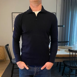 Pikétröja Zara - Hej! Säljer en stilren mörkblå pikétröja från Zara i storlek M. Tröjan är 9/10 i skicket och kostar 700. Hör av dig vid minsta lilla fundering!