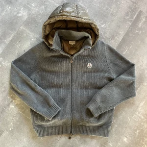 Moncler cardigan  - Moncler cardigan äldre modellen, bra skick, storlek xxl men är som en L eller en tajt XL. Jag är storlek L och passar på mig perfekt, kontakta för passbilder eller köpbevis/kvitto. 
