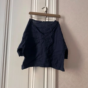 Mörkblå v-ringad topp - Jättesnygg tröja i linnemateral från stenströms, knappt använd och är i storleken 36, men skulle säga att den passar både mindre och större storlekar💗