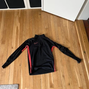 Svart långärmad träningströja från Nike - Använd en gång, inga defekter. Storlek S, priset är ej hugget i sten. Skriv vid minsta fundering eller vid mer bilder