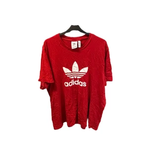 Röd t-shirt från Adidas - Röd t-shirt från Adidas med klassisk vit logga framtill.