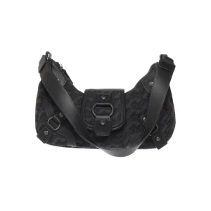 Svart axelväska från Fendi - Snygg svart axelväska från H&M. Perfekt för dig som vill ha en stilren och trendig accessoar.