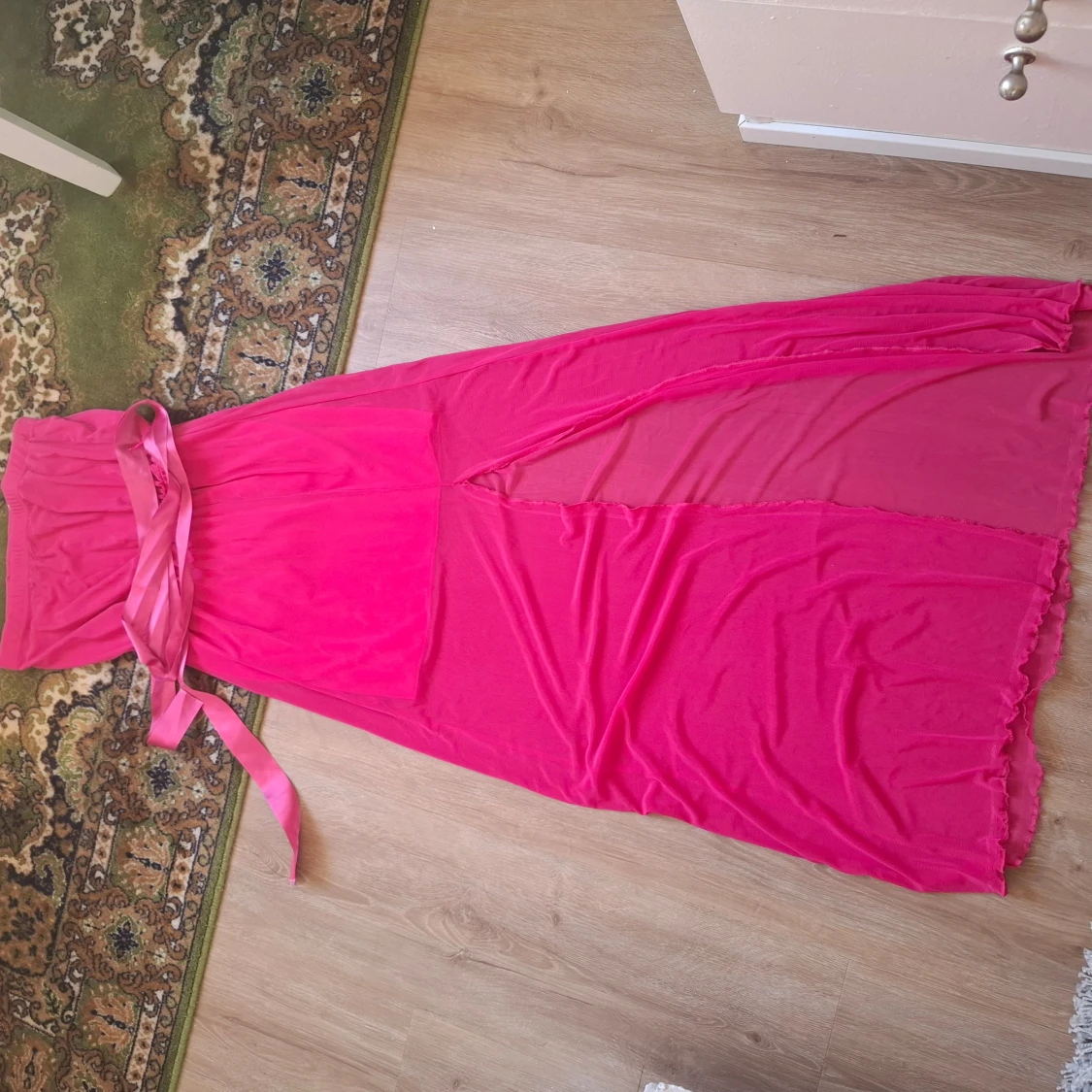 Rosa långklänning med slits och rosett - 1