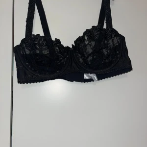 Rintaliivit - Laadukkaat mustat pitsiset rintaliivit. Olkaimia saa säädettyä, kaarituet. Meille olikin väärää kokoa. Koko 75E. Kissatalous MMM, lisätietoja saa kysymällä Katsothan myös muut ilmoitukseni Mikäli hinta ei miellytä tarjoa rohkeasti 