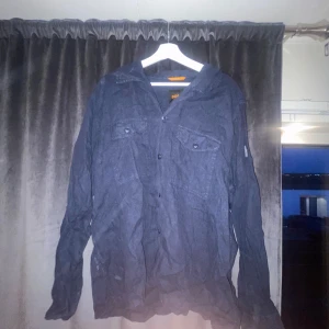 Hugo boss linne sweatshirt - Hej, säljer nu min  hugo boss overshirt i linne eftersom den ej passar mig längre! Condition är: 9/10 Hör av dig om du har några frågor!
