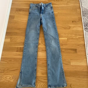 Blå jeans med slits från Perfect Jeans Molly - Säljer ett par blå jeans från Perfect Jeans Molly i storlek XS. Byxorna har raka ben med slits nertill och klassisk femficksdesign. Perfekta för dig som gillar en enkel men snygg look.
