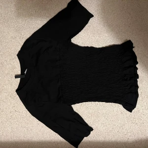 Smockad T-shirt  - Svart t shirt med smock/räfflad. Storlek xs🥰