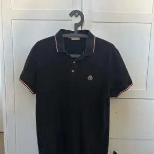 Moncler pike  - En riktigt fin mörkblå moncler pike i fint skick, priset kan diskuteras!