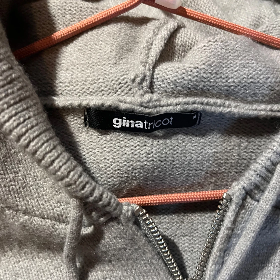 Grå stickad hoodie från Gina Tricot - 1