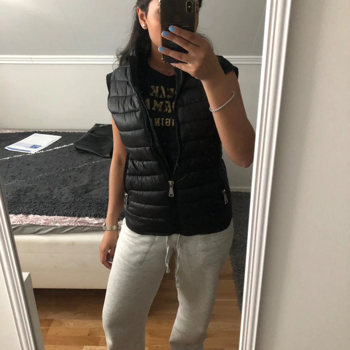 Svart dunväst med dragkedja