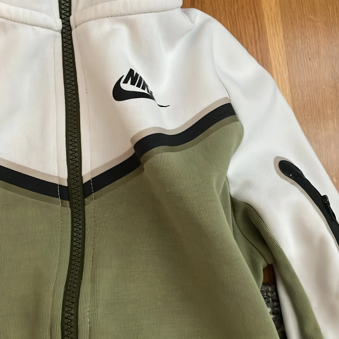 Säljer 2 Nike techs - 2