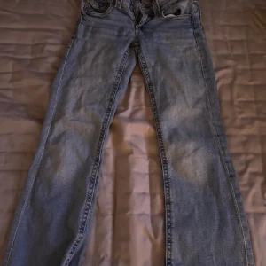 Ljusblå lågmidjade bootcut jeans - Säljer ett par ljusblå jeans med bootcut. Storlek 152!! Skriv om ni har frågor☺️☺️