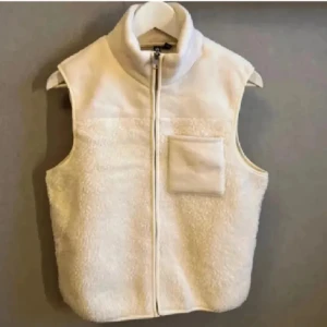 Vit väst - Säljer vidare en väst från pieces då den var för liten för mig (bilderna är från förra säljaren), väldigt fin att ha över en tröja om det är lite varmare, finns små fickor på💞