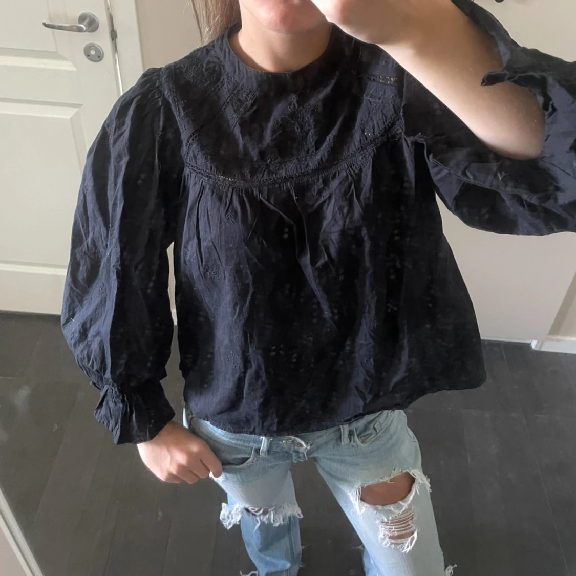 Svart blus med puffärmar - 2