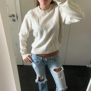 Vit stickad tröja - Säljer denna snygga vita stickade tröjan.