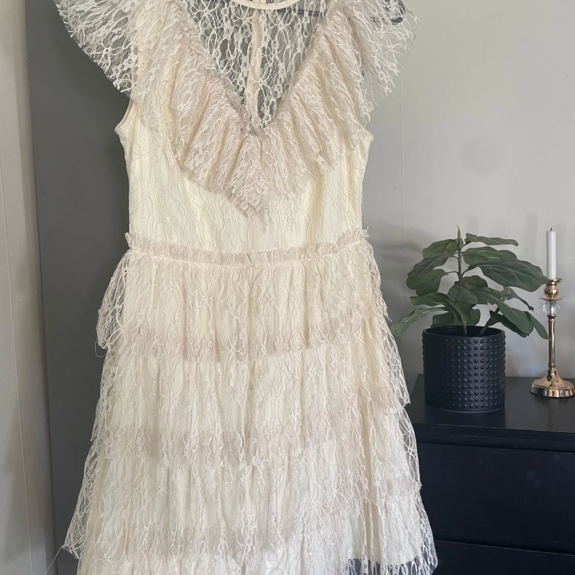 Intressekol Champagnefärgad spetsklänning från bubbelroom  - 1