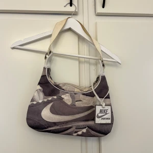 Väska - Säljer min älskade Nike väska, unik väska som iprincip inte går att hitta någonstans! Ur snygg ❤️‍🔥 Storlek: Medel Märke: Nike  Skick: Använd en hel del men bra skick Vid köp av mer än en grej får du paketpris eller köp 3 betala för 2 💖🤝🏽