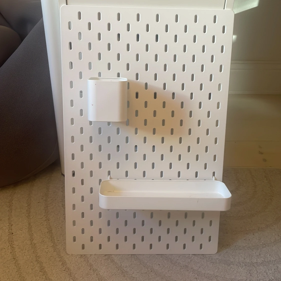 Vit perforerad förvaringspanel med tillbehör - 1