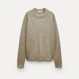 Beige stickad tröja från Zara - En enkel och stilren beige stickad tröja från Zara. Tröjan har rund halsringning och långa ärmar med ribbade muddar vid ärmslut och nederkant. Bra skick och nypriset är 400kr 🫶🏽 innehåller även alpacka ull 