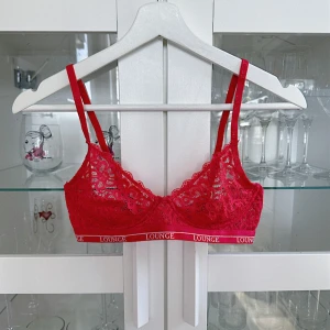 Röd spets Lounge Underwear bh ❤️ - En röd spets bh från Lounge Underwear i storlek 70C, använd 2 gånger så i mycket bra skick! FÖRST TILL KVARN!❤️(BUNDLERABATT VID KÖP AV FLER ARTIKLAR!)