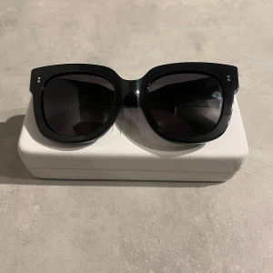 Svarta solglasögon från Chimi - Supersnygga svarta solglasögon från Chimi i modell BERRY #008. Kommer med originalfodral och putsduk!! Inga defekter eller repor🙌🙌🥰