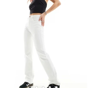 Vita bootcut jeans stradivarius  - Snygga vita jeansbyxor med bootcut från stradivarius. Storlek 38. Helt nya.