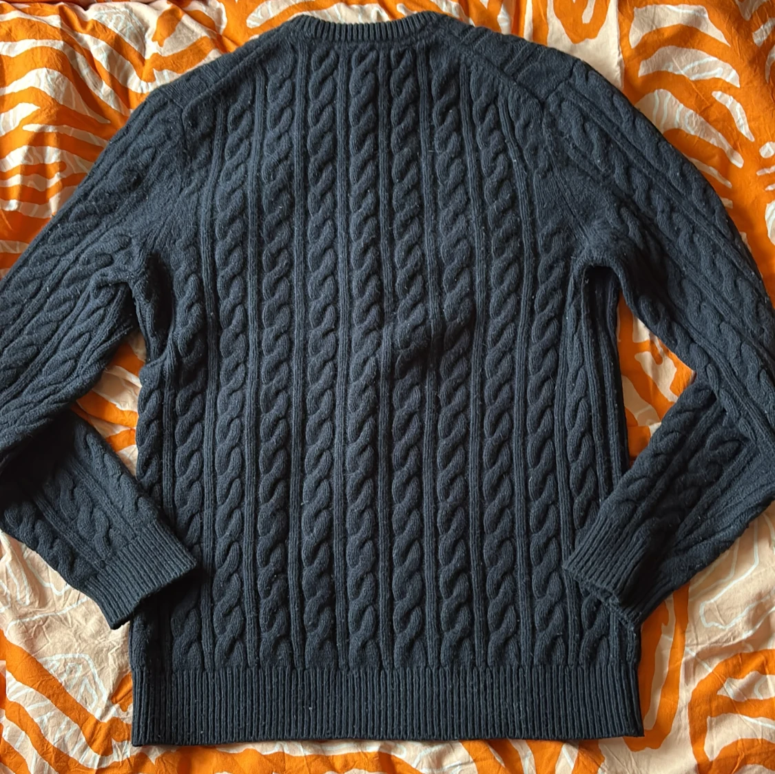 Mörkblå kabelstickad tröja från Lyle & Scott - 1