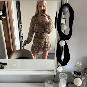 Leopardmönstrad omlottklänning med volang - Säljer en kort leopardmönstrad klänning (populär från Zara, säljs ej) med omlott och volangdetaljer. 