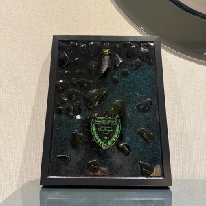 Dom Perignon tavla - Säljer en fet Dom Perignon tavla som är hand gjort av Smashedbottles. Tavlan är helt ny och säljes för 2500kr nypris. Det går inte längre att köpa dessa tavlor från företaget‼️ Vid frågor eller funderingar är det bara att skriva. Priset är inte hugget i sten