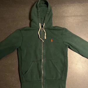 Ralph lauren zip hoodie - Ralph lauren zip hoodie i använt skick men inga tecken på större slitage, färgen grön, storlek XS.