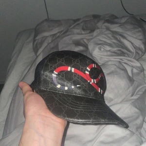 Gucci keps king snake  - Säljer min king snake Gucci keps för den används inte har haft den i typ 2 månader jätte fin och ren har fortfarande ingen form så den kommer som om man skulle beställa den för Gucci hemsidan om den fortfarande såldes men vilket den inte gör så den blir unik storlek M pris kan gå ner till 2000kr vid snabb affär  