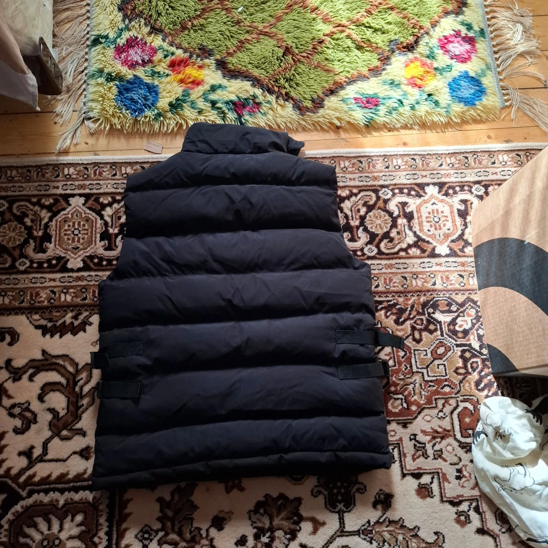 Svart dunväst med broderad logga - 3