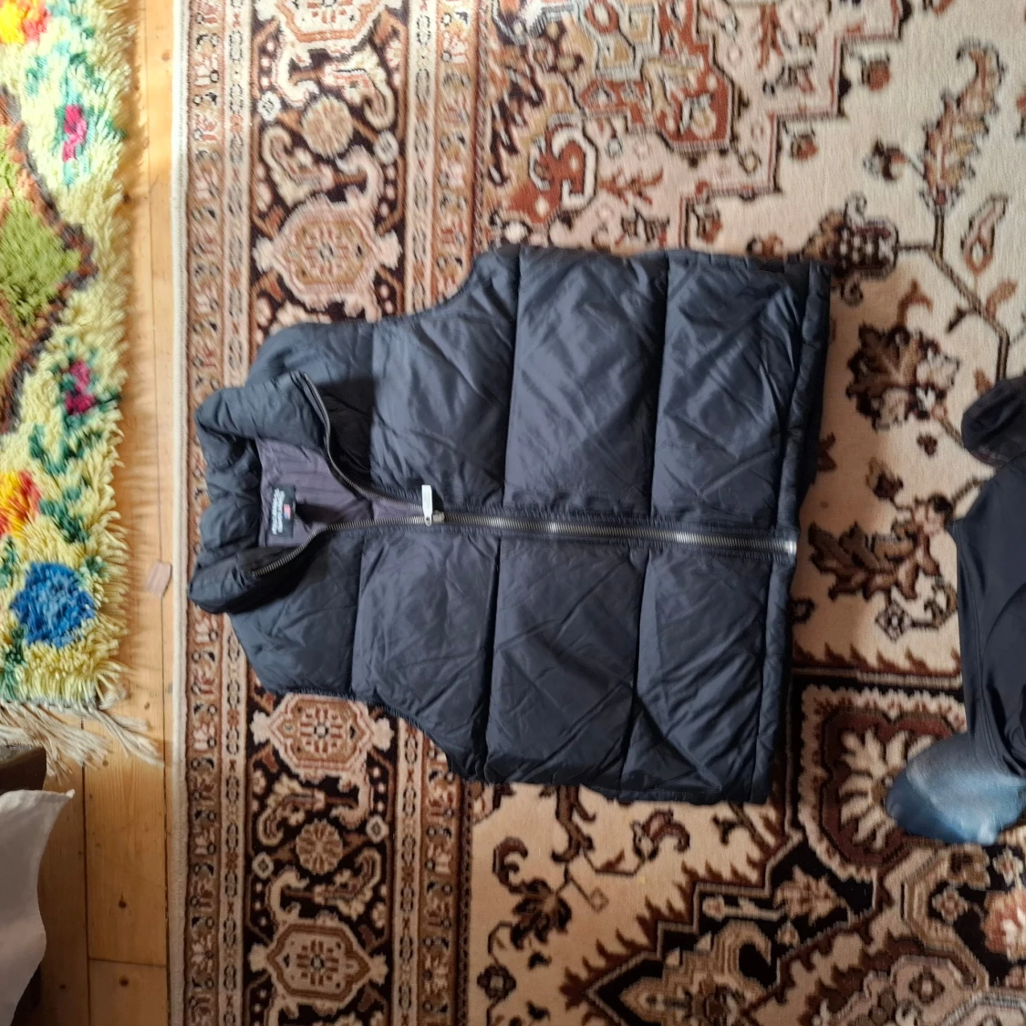 Svart dunväst med dragkedja