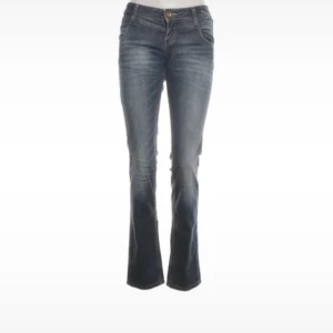 Lågmidjade jeans  - Mörkblå jeans från QS by s.Oliver. Köpta från Sellpy. Dom har en väldigt låg midja och är blåa i jeanset 
