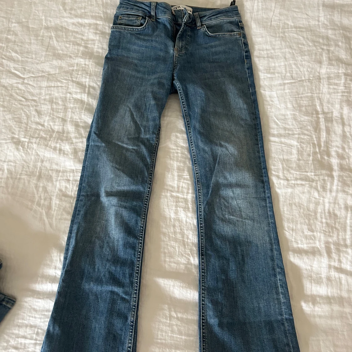 Blå bootcut jeans från Zara - 1