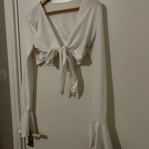 Topp - Säljer en vit jätte fin topp som man även kan ha som en fin kofta 